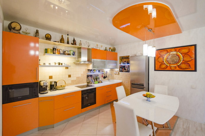 decor în interiorul bucătăriei în tonuri de portocaliu