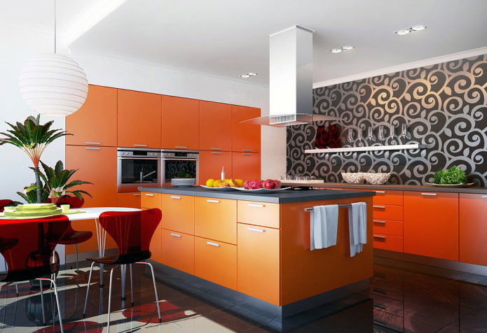 tapetai virtuvės interjere oranžiniais tonais