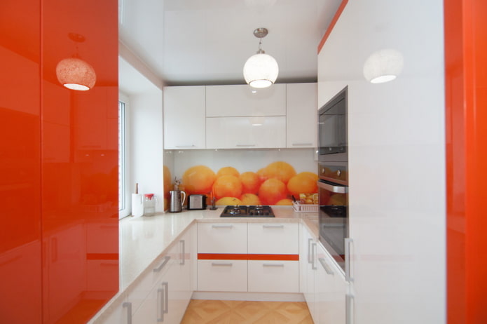 zástěra v interiéru kuchyně v oranžové tóny