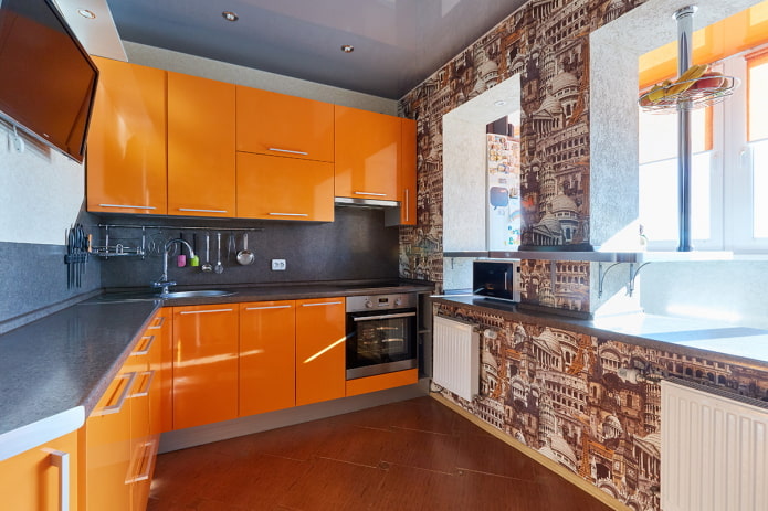 tapetai virtuvės interjere oranžiniais tonais