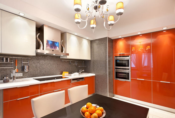 Schürze im Inneren der Küche in Orangetönen