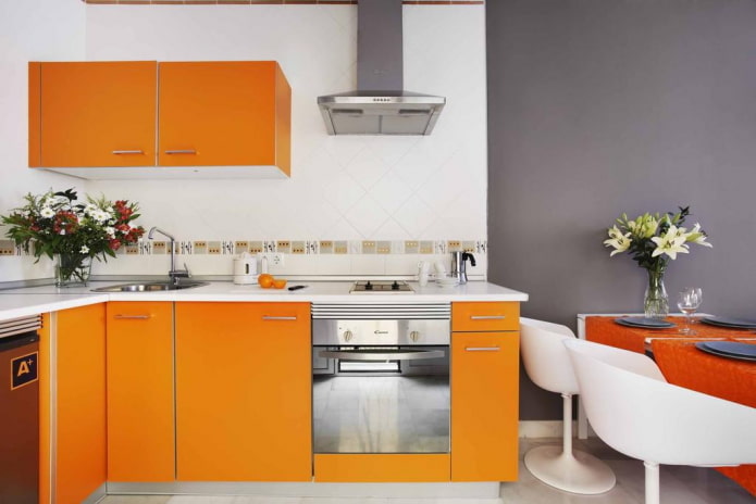 decoración en el interior de la cocina en tonos naranjas