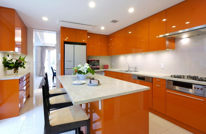 Darba virsma virtuves interjerā oranžos toņos
