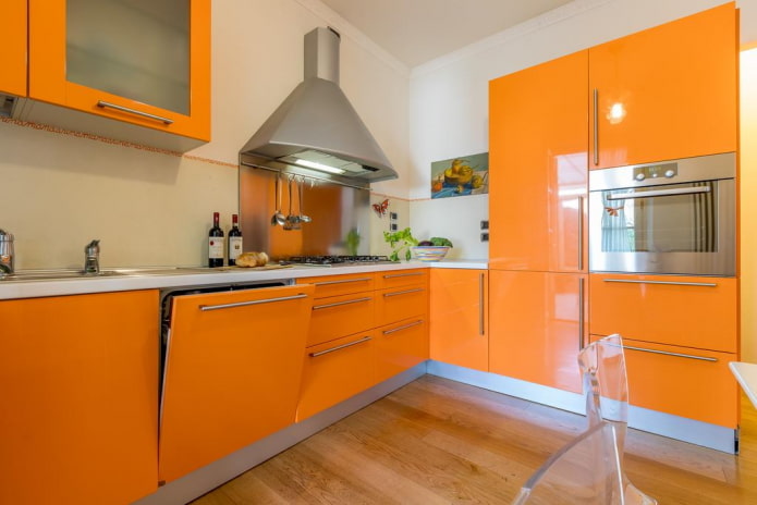 baldai ir prietaisai virtuvės interjere oranžiniais tonais