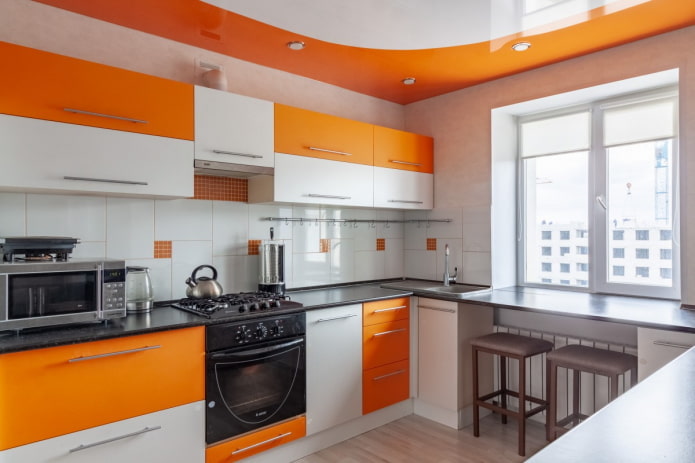 gardiner i kökets inre i orange toner