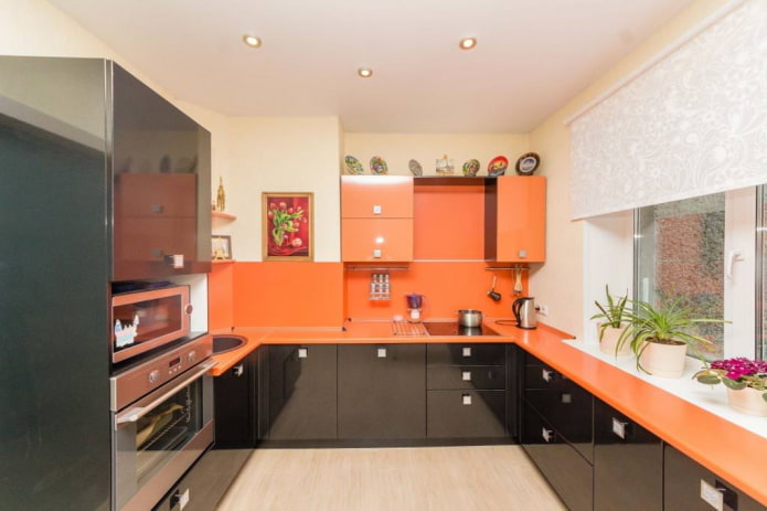Vorhänge im Inneren der Küche in Orangetönen
