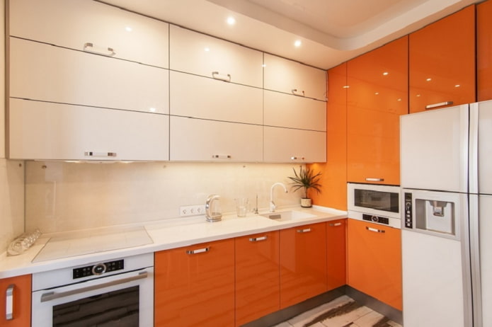 kampinė virtuvė oranžiniais tonais