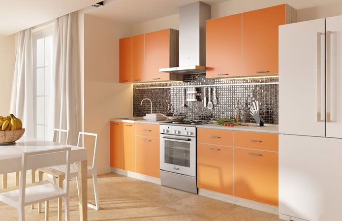 virtuves interjers smilškrāsas un oranžas krāsas toņos