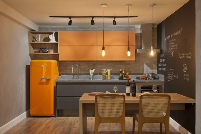 interno cucina nei toni del grigio-arancio