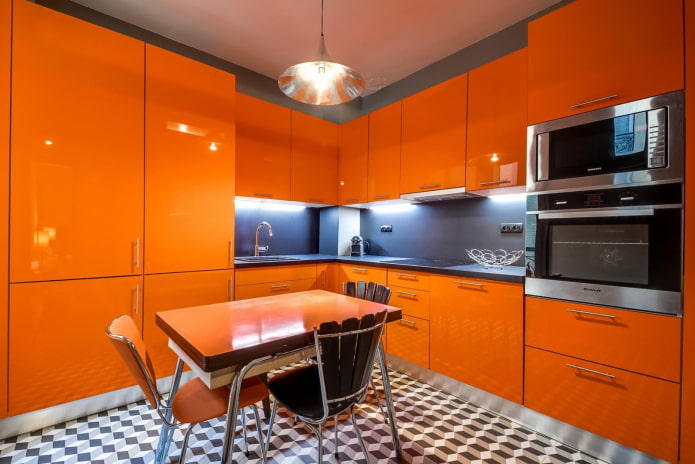 pilkos-oranžinės spalvos virtuvės interjeras
