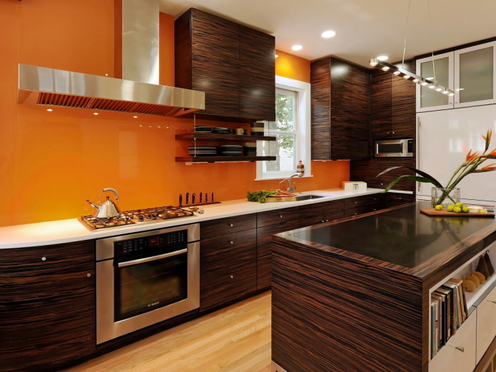 oranžinės ir rudos spalvos virtuvės interjeras