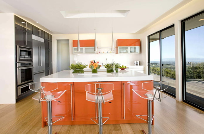 nábytok a spotrebiče v interiéri kuchyne v oranžových odtieňoch