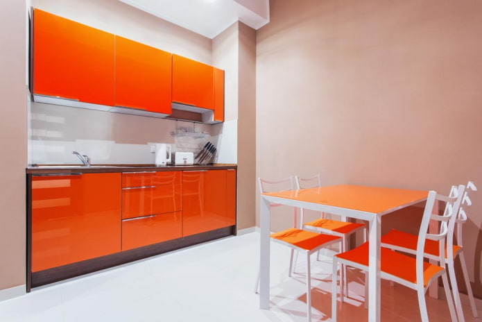 Küchenausstattung in Beige- und Orangetönen