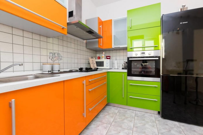 Muebles y electrodomésticos en el interior de la cocina en tonos naranjas.