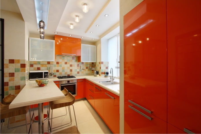 mēbeles un ierīces virtuves interjerā oranžos toņos