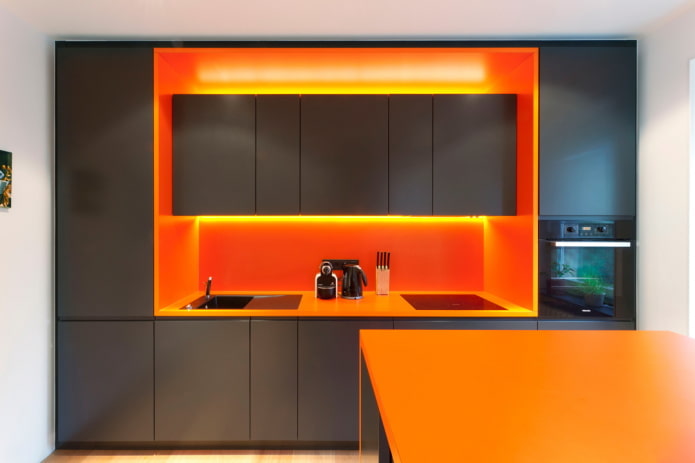 nội thất nhà bếp màu đen và màu cam