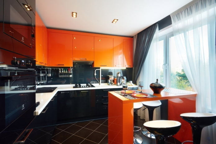 závěsy v interiéru kuchyně v oranžové tóny