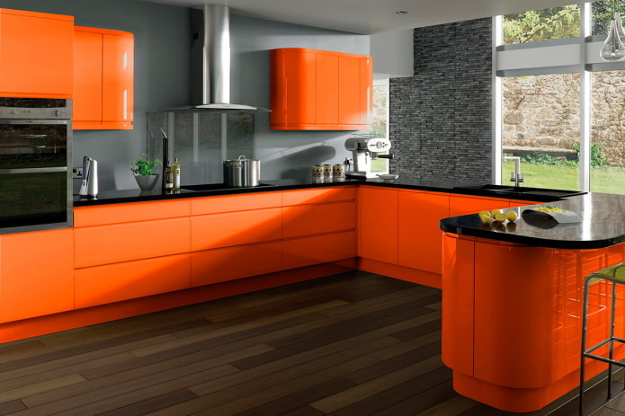 stalviršis virtuvės interjere oranžiniais tonais