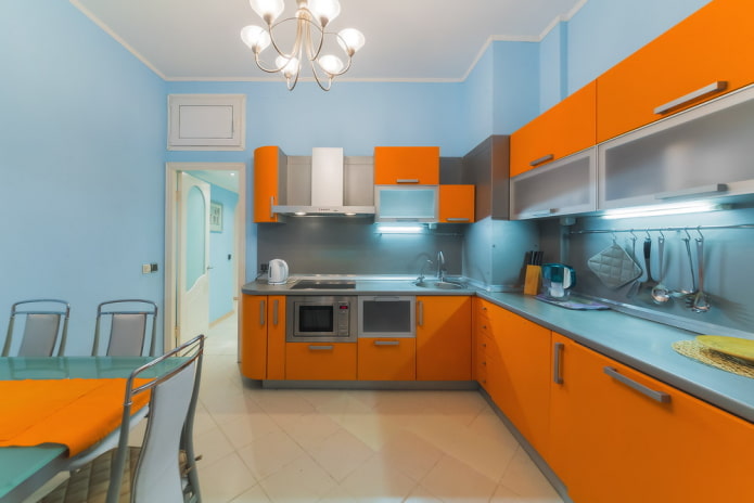 nội thất nhà bếp màu cam và màu xanh