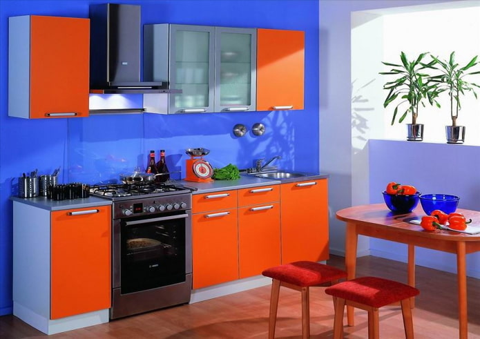 oranža un zila virtuves interjers