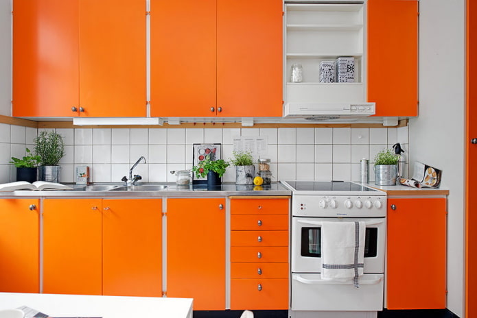 матова кухня в оранжеви тонове