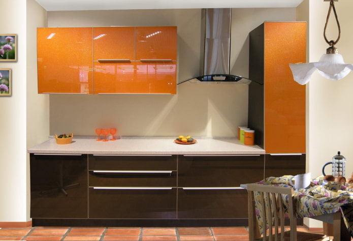 virtuves interjera dizains oranžos toņos