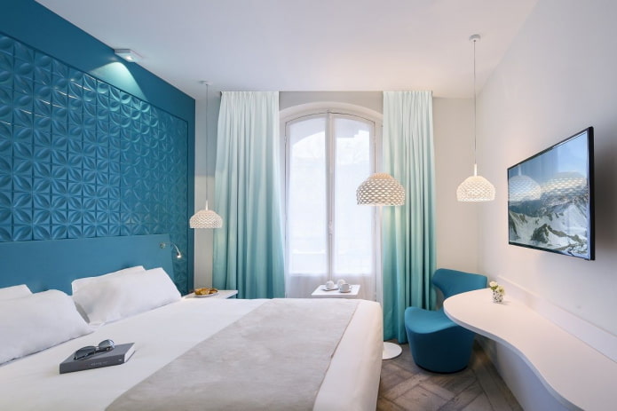 mėlynos ir baltos spalvos miegamojo interjeras
