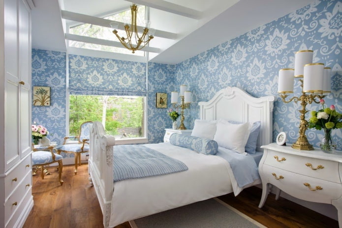 interior dormitor albastru și alb