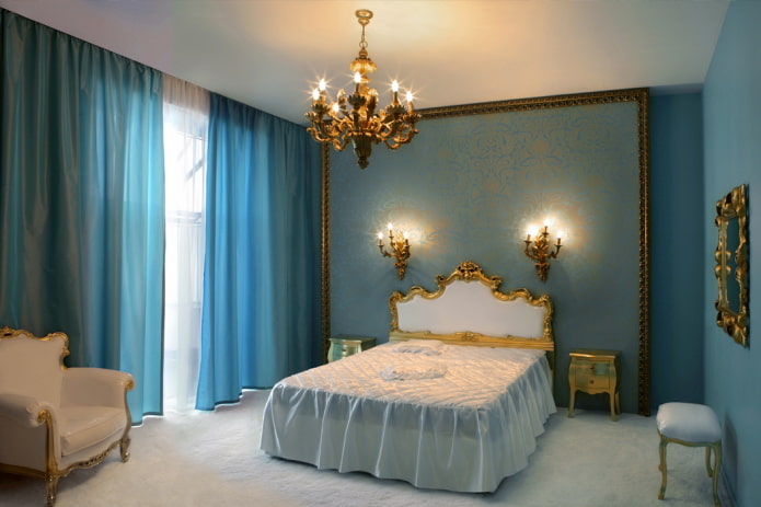 interior del dormitori en tons daurats i blaus