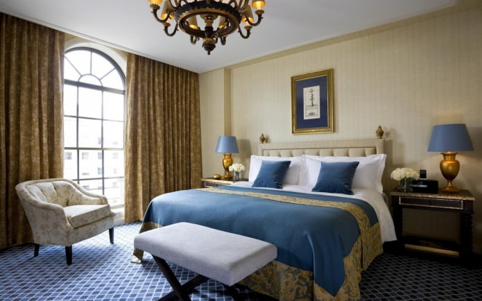 guļamistabas interjers zelta un zilā krāsā