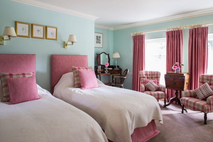 ružový a modrý interiér spálne