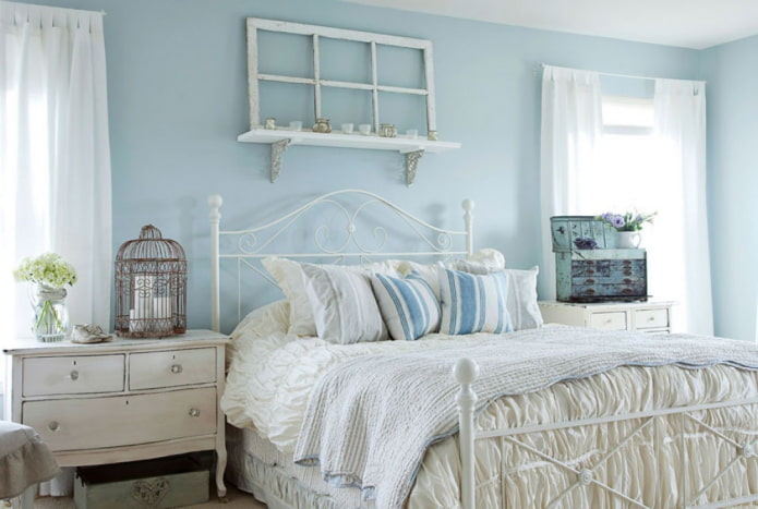 Provence-tyylinen sininen makuuhuoneen sisustus