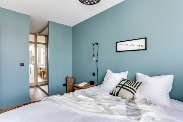 Skandinaviško stiliaus mėlynos spalvos miegamojo interjeras