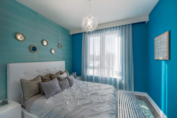 tekstils un dekors zilās guļamistabas interjerā