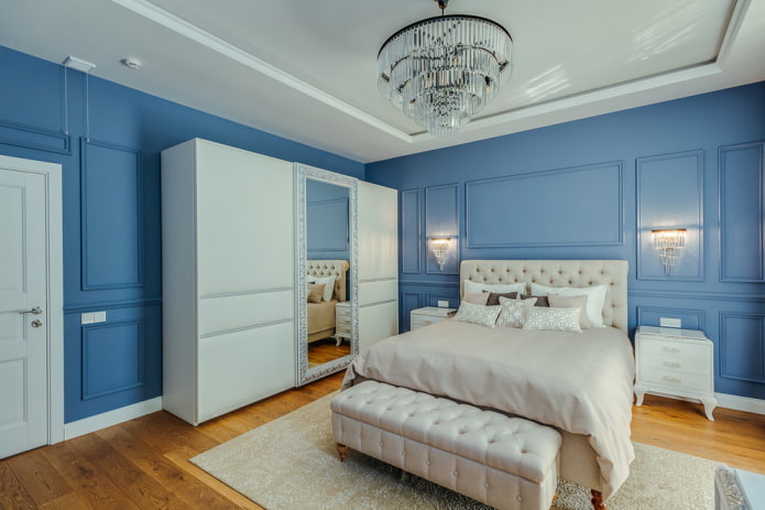 nábytok v interiéri modrej spálne