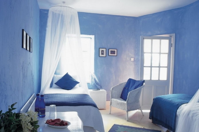 mėlynai mėlynas miegamojo interjeras