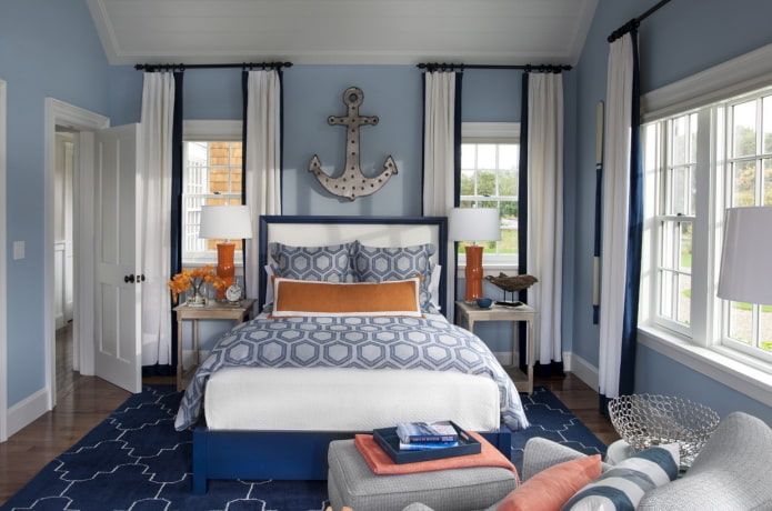 intérieur d'une chambre bleue dans un style marin