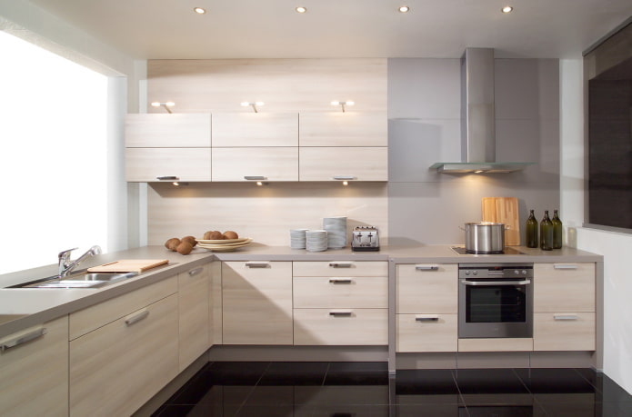 interno cucina nei colori grigio e beige