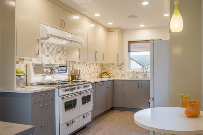 interno cucina nei colori grigio e beige