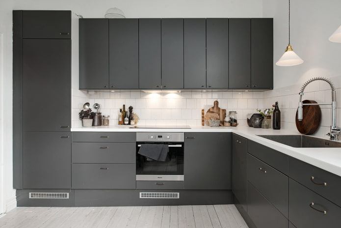 sivý a biely interiér kuchyne
