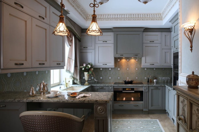 pilkos ir smėlio spalvos virtuvės interjeras