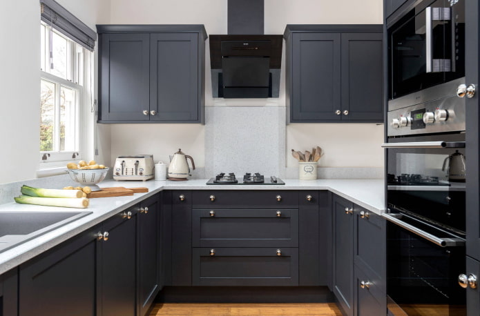interior de cuina de color gris fosc