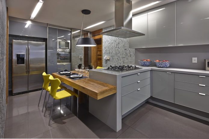 møbler og apparater i det indre af køkkenet i grå toner