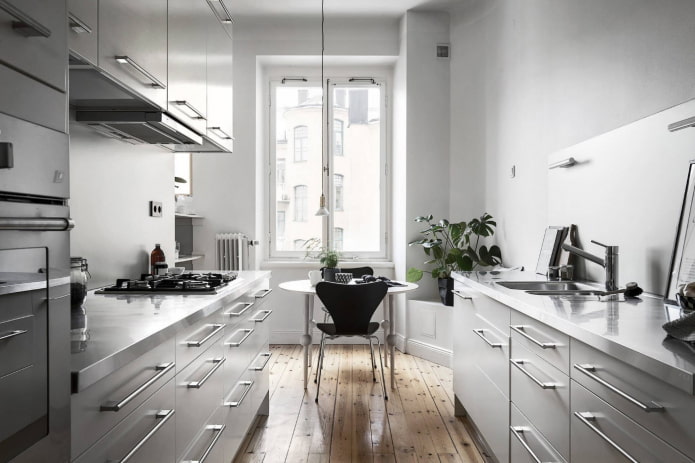 interiér kuchyne vo svetlo šedých odtieňoch