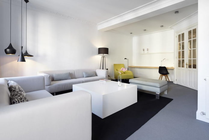 minimalistički dekor i rasvjeta u dnevnoj sobi