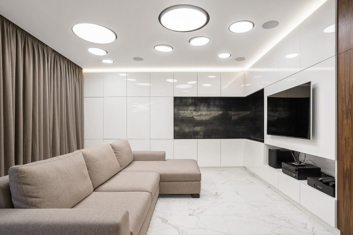 minimalistisk indretning og belysning i stuen