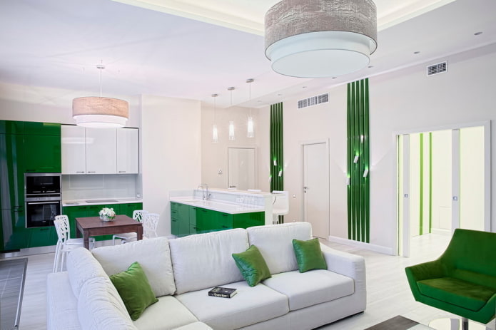 das Innere des Wohnzimmers in weißen und grünen Farben