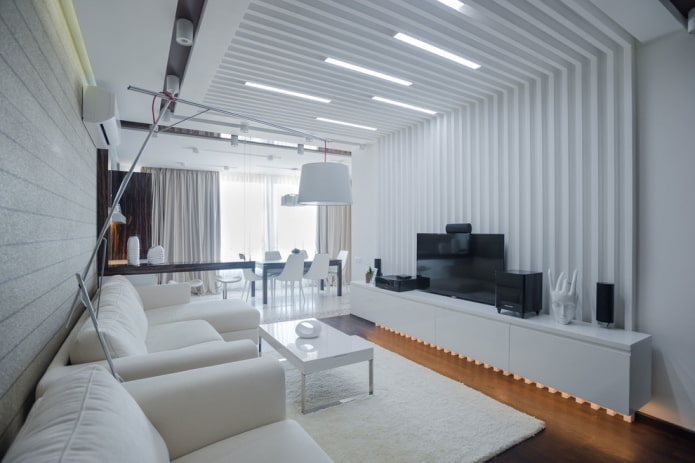 hvid indretning og belysning i stuen
