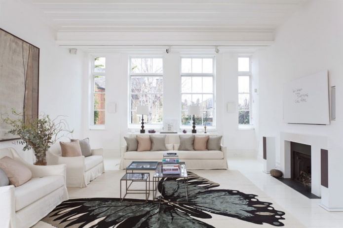 bílý dekor a osvětlení v obývacím pokoji