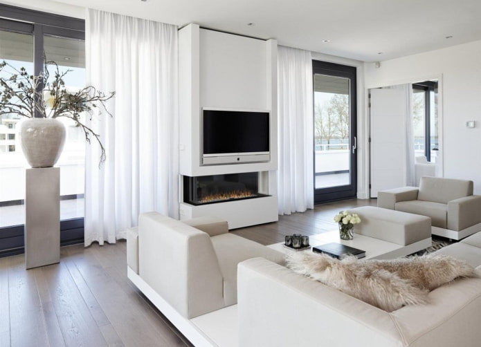 bílé záclony v obývacím pokoji